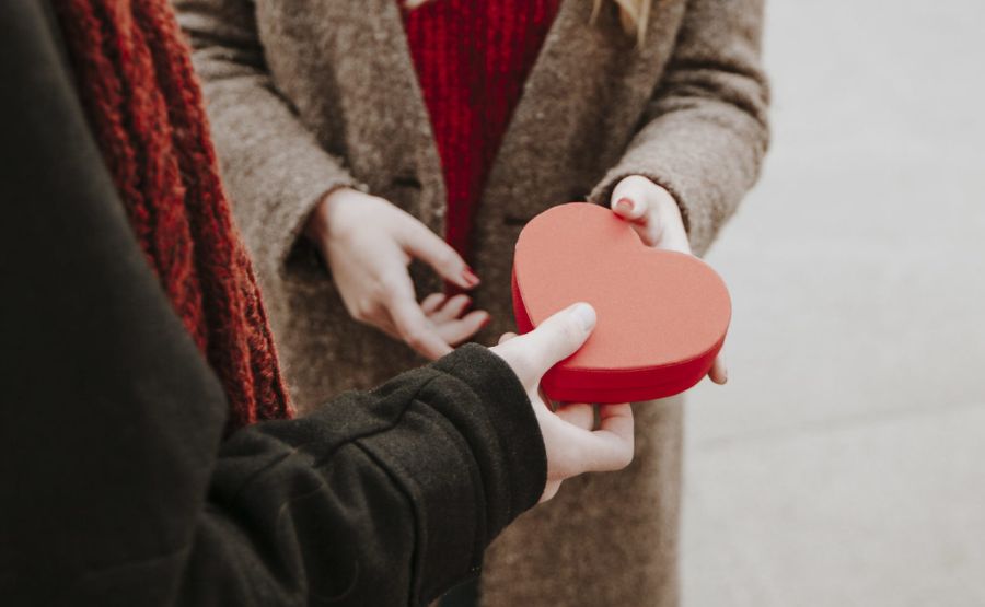 Love, Flirting, and Casual Romance: Idioms to Know