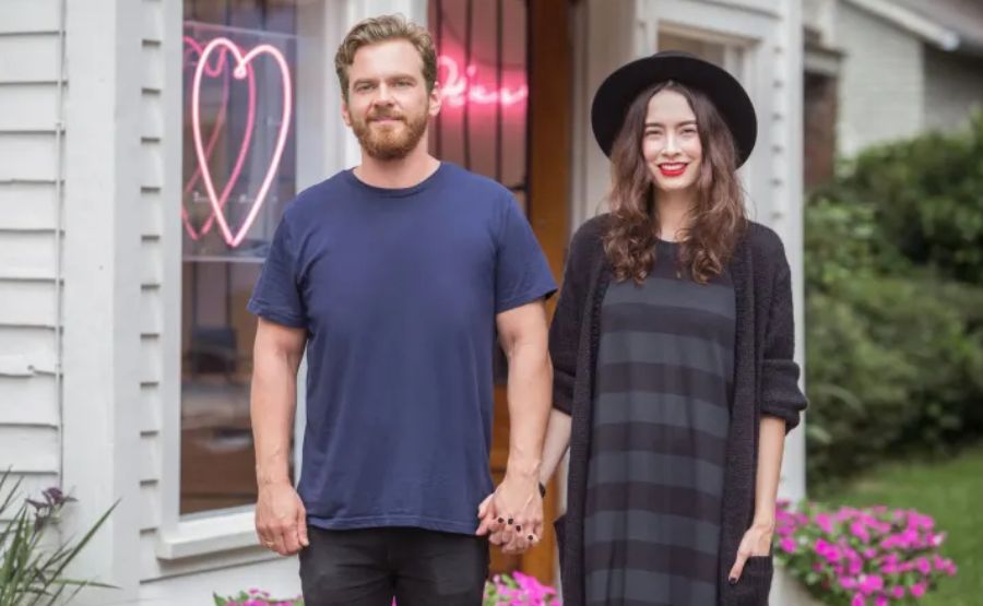 How photos and phrases shape your dating profile