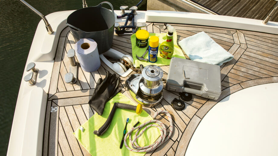 MBY313.howto .anchor windlass servicing opening pic 1 920x518 1